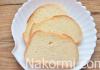 Croutons ขนมปังขาวกับ sprats และผัก วิธีทำ croutons ขนมปังขาวกับ sprats