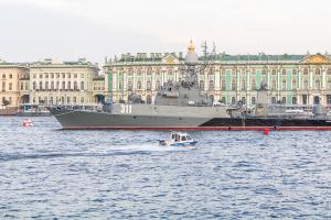 Далайчид хөлөг онгоцны тавцанг өнгөлж байгаа боловч Казань хөлөг онгоцны эрэг дээр кино үзэхийг мөрөөддөг