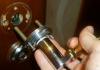 How to disassemble the door handle of an interior door yourself How to disassemble a round door handle with a lock